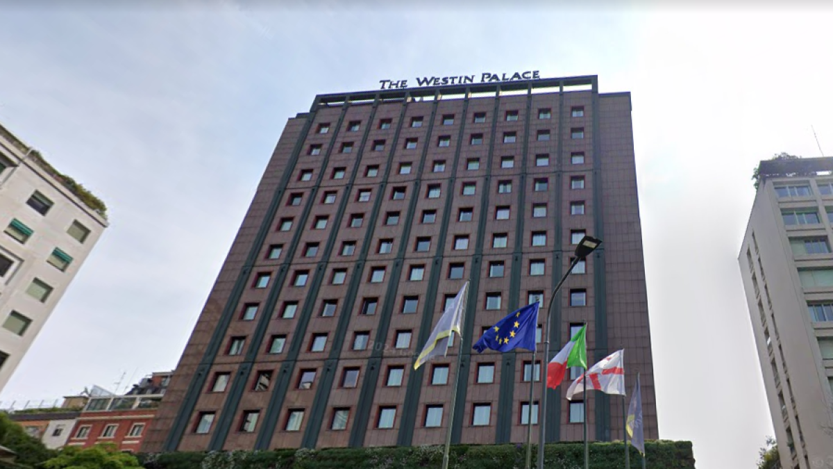 Milano, rubato zaino con quattro orologi in un hotel di piazza della Repubblica: colpo da 600 mila euro, preso uno dei ladri