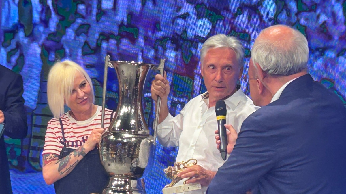 Arezzo, restituiscono a Saronni la coppa della Milano-Sanremo 42 anni dopo. Lui: «Sorpreso e commosso, non pensavo di rivederla»