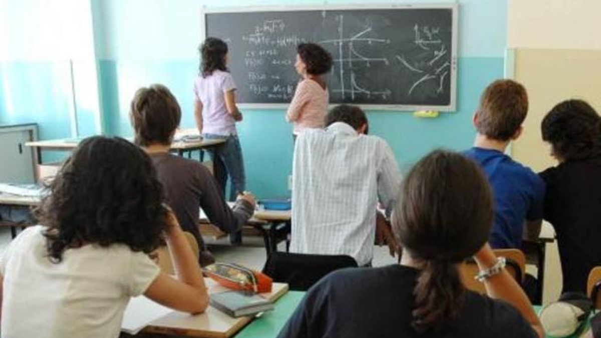 «Ridevano in maniera scomposta», tre note disciplinari escludono studente dalla gita scolastica. Il Tar della Campania boccia il ricorso dei genitori