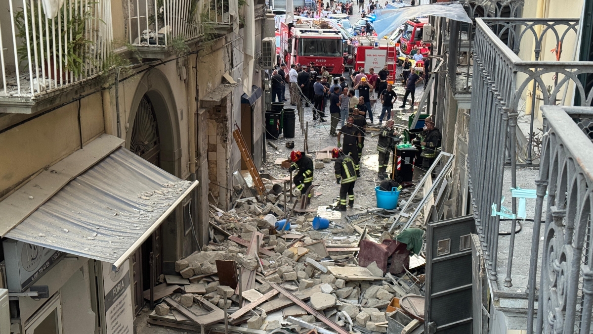 Esplosione a Napoli, fuga di gas dal laboratorio di un ristorante: un morto e 4 feriti Esplosione a Napoli, fuga di gas dal laboratorio di un ristorante: un morto e 4 feriti