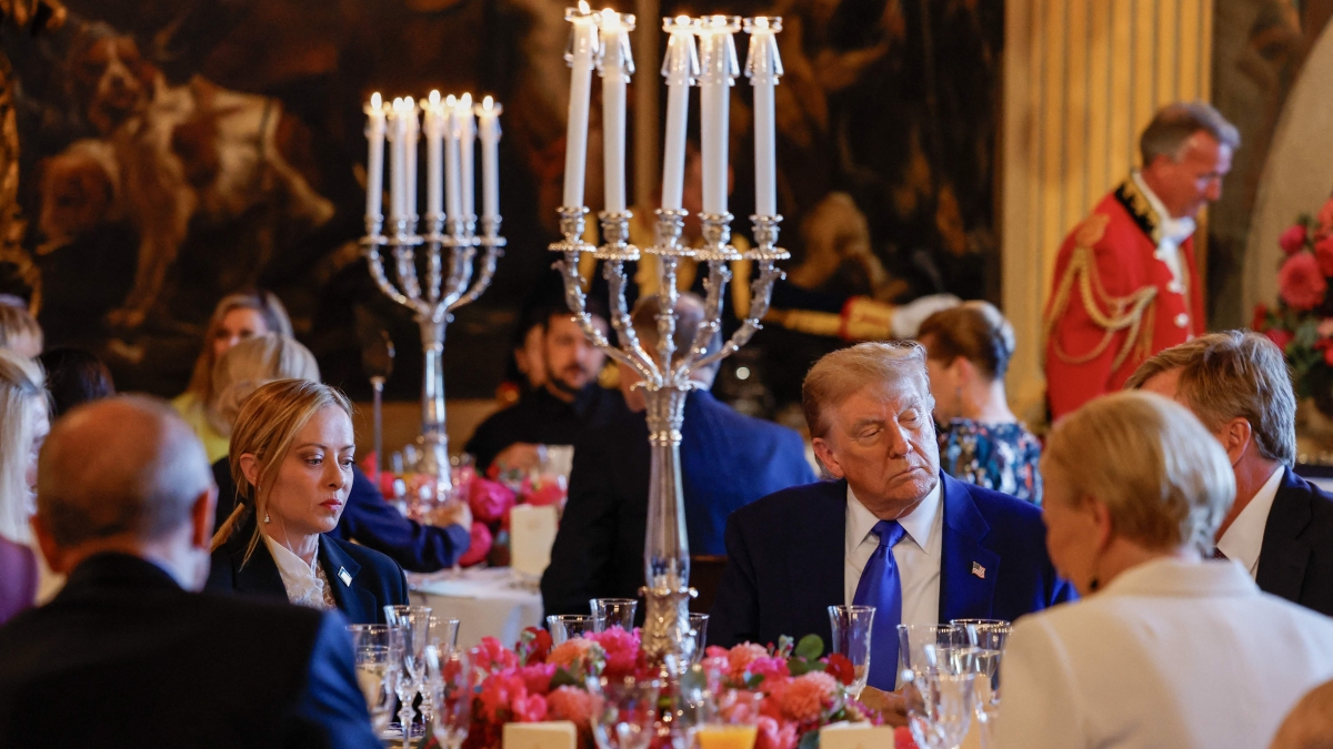 Meloni al vertice Nato: «Se siamo uniti sulla difesa non ci può essere competizione sui dazi». E Trump approva