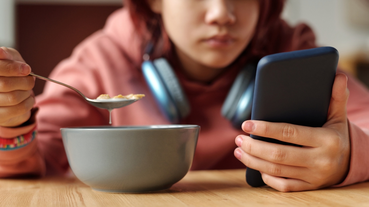 La Generazione Z mangia male: persa l'abitudine ai cibi freschi e alla convivialità e regolarità dei pasti