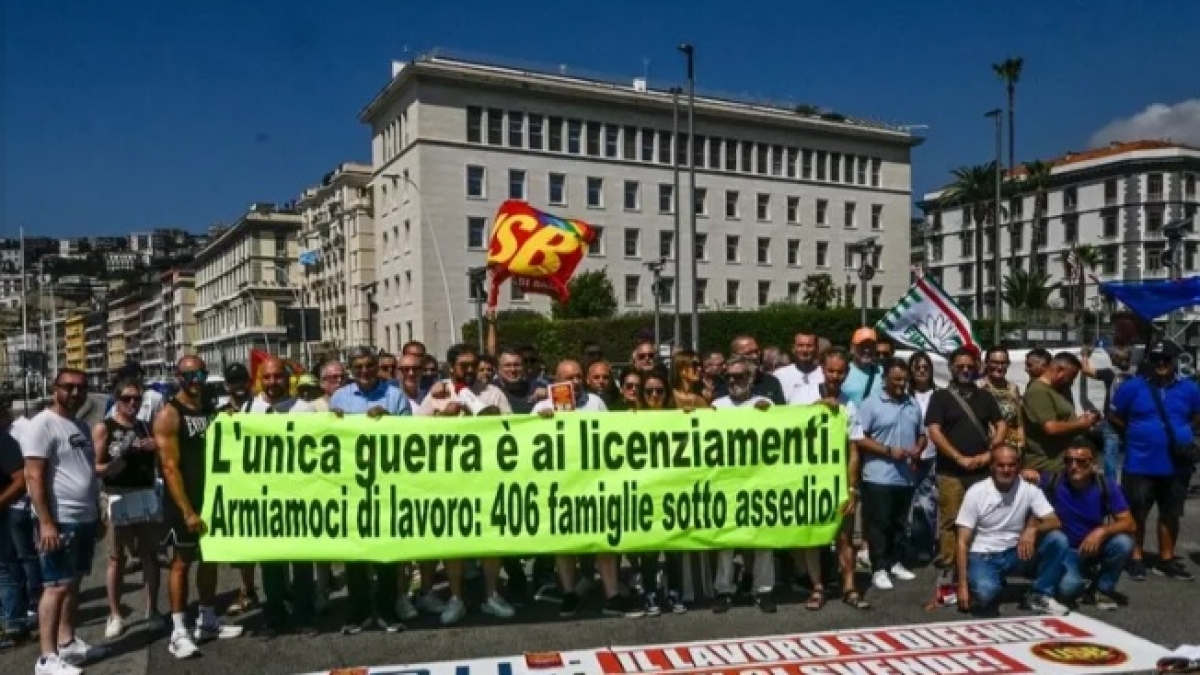 Operai Jabil davanti al Consolato Usa a Napoli: «Armiamoci di lavoro»