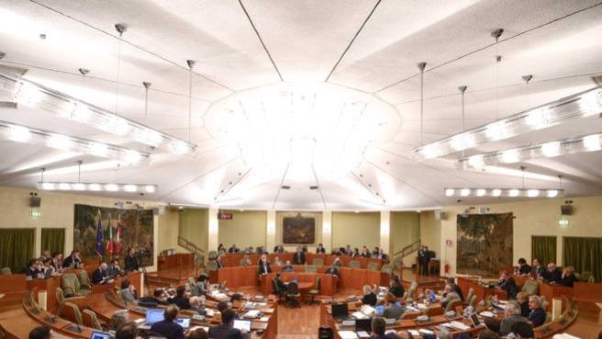 Regione Piemonte, sì all'esproprio degli immobili degradati: «Stop ai ras delle soffitte». Intesa bipartisan