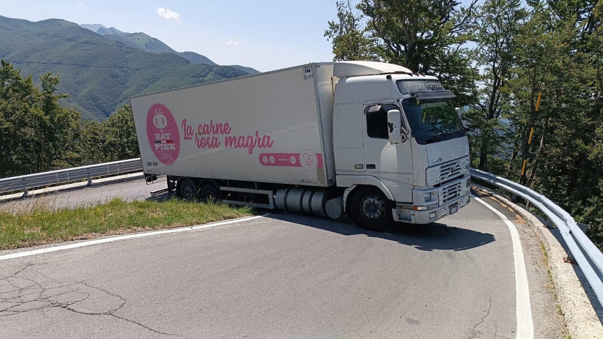 Camion si blocca di traverso sull'ultimo tornante del valico tra Lucca e Modena: strada chiusa per tutto il pomeriggio