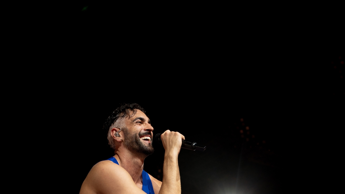 Mengoni e quella bandiera palestinese sulla spalla: «Basta con quelle teste di c... che massacrano le persone»