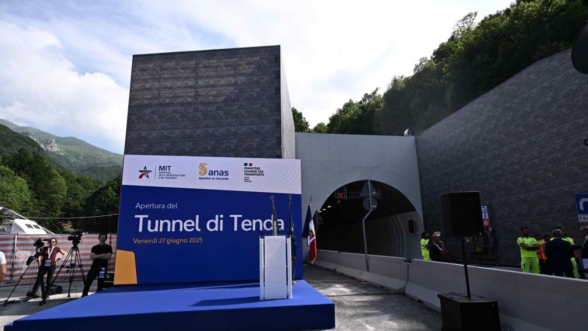 Tunnel di Tenda, finalmente tornano i collegamenti con la Francia. Aperto a senso unico alternato. Salvini: «Investiamo per la crescita»