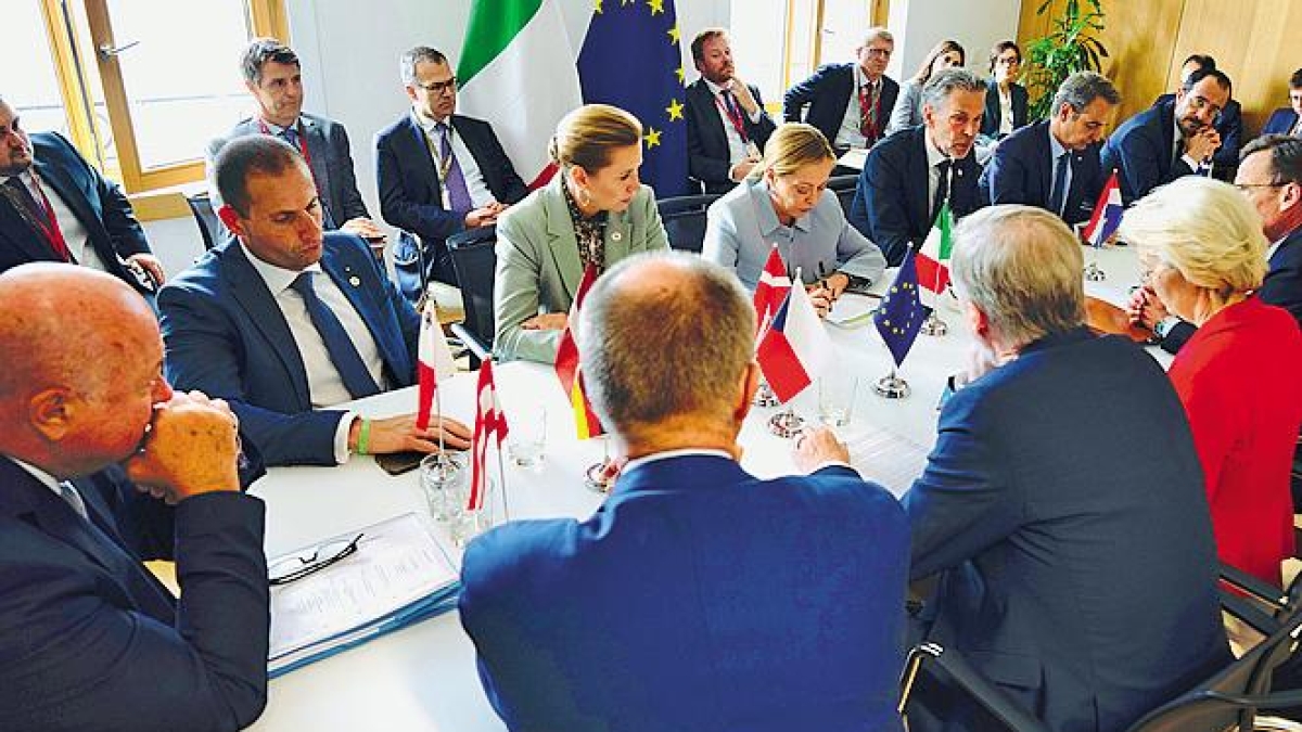Meloni, asse con Merz per arginare Macron. Il 10% di tassazione come «male minore»