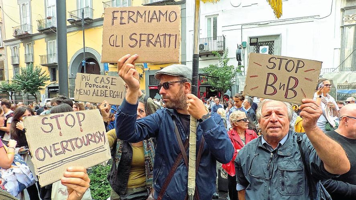 Centro storico di Napoli, ecco il piano per tutelare i residenti dagli effetti dell’overtourism