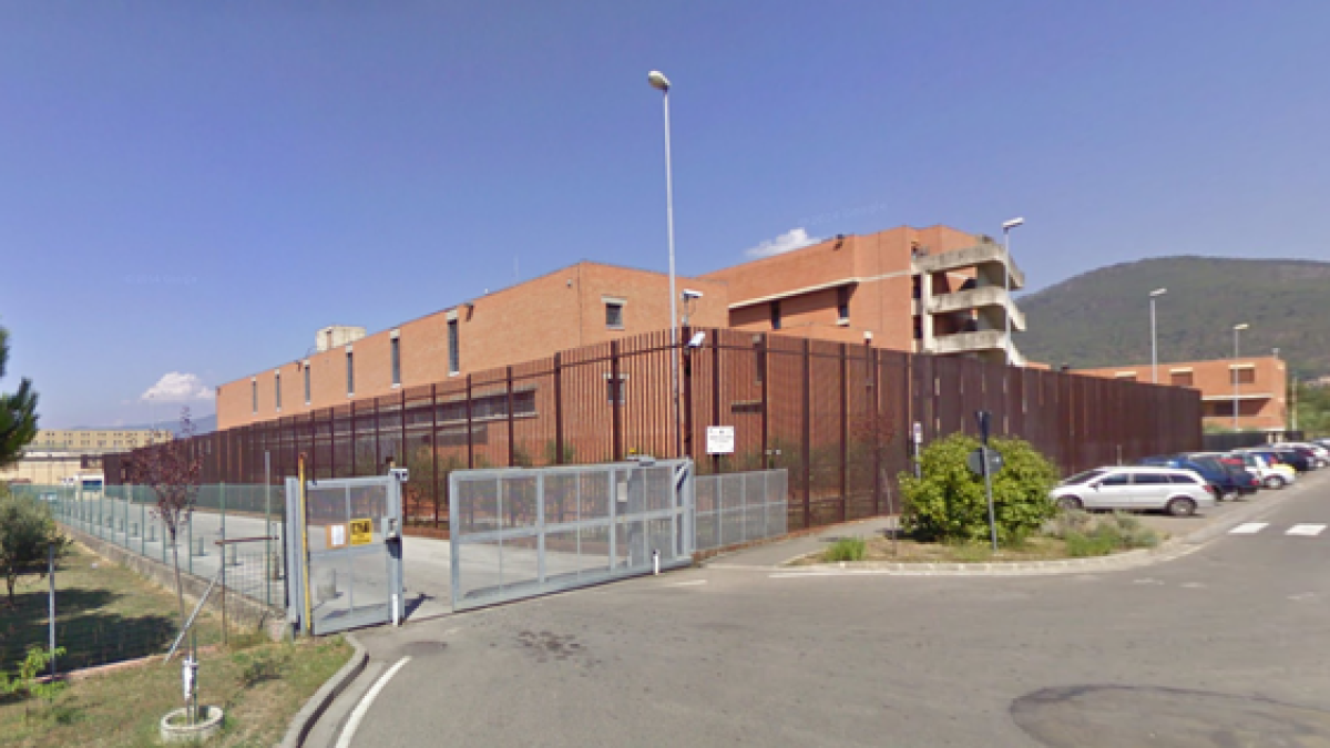 Prato, giro di cellulari e droga nel carcere, maxi operazione della Procura: 127 perquisizioni, indagati 3 agenti e 10 detenuti