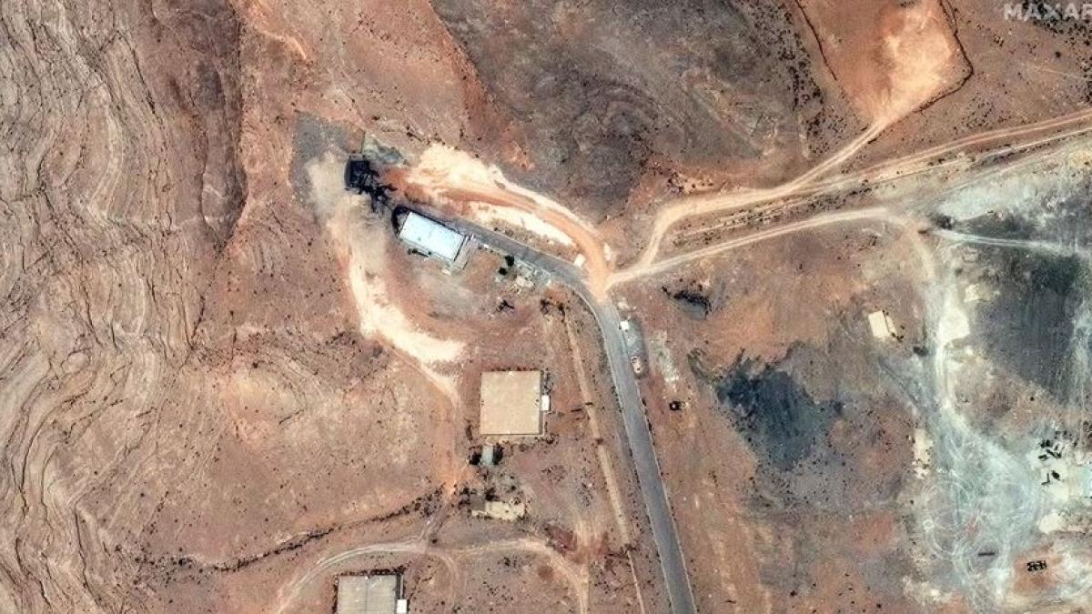 Nuova rivelazione del Pentagono: "Su Isfahan nessuna super bomba, è troppo profondo" | Iran, le bare dei militari uccisi tra la folla Nuova rivelazione del Pentagono: "Su Isfahan nessuna super bomba, è troppo profondo" | Iran, le bare dei militari uccisi tra la folla