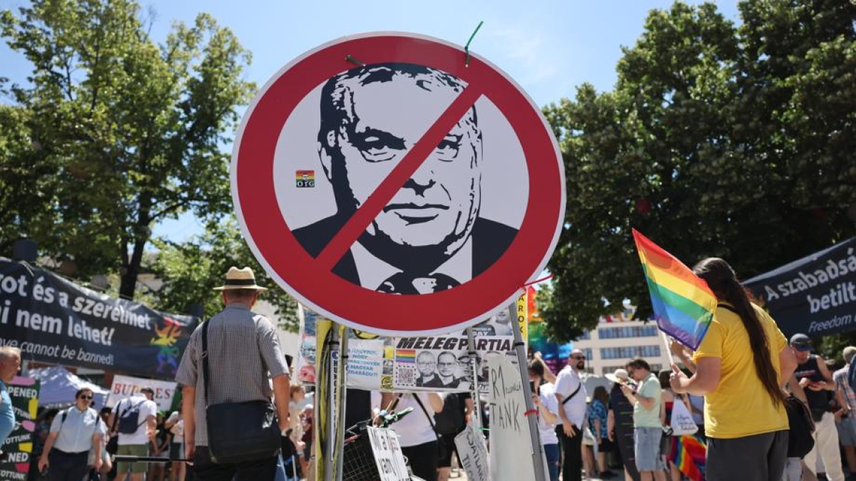 Budapest, il Pride in diretta | Gli organizzatori: «Siamo quasi 200 mila». Falliti i tentativi dell'ultradestra di ostacolare la manifestazione. Schlein: «Non si può vietare l'amore per legge»