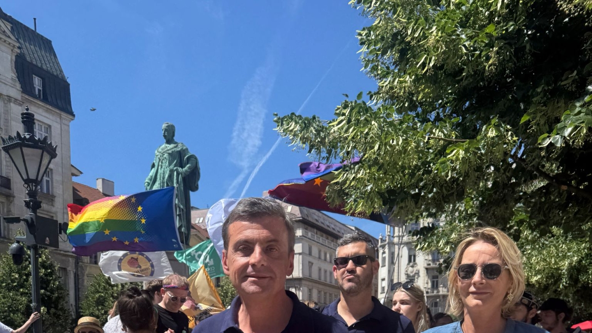 Il Pride dei Calenda, tra diritti e Springsteen. La moglie Violante: le persone devono essere libere Il Pride dei Calenda, tra diritti e Springsteen. La moglie Violante: le persone devono essere libere