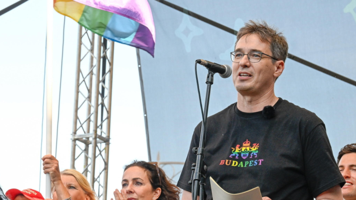 Maglietta nera e ironia: chi è Karácsony, il sindaco di Budapest che ha sfidato Orban con il Pride Maglietta nera e ironia: chi è Karácsony, il sindaco di Budapest che ha sfidato Orban con il Pride