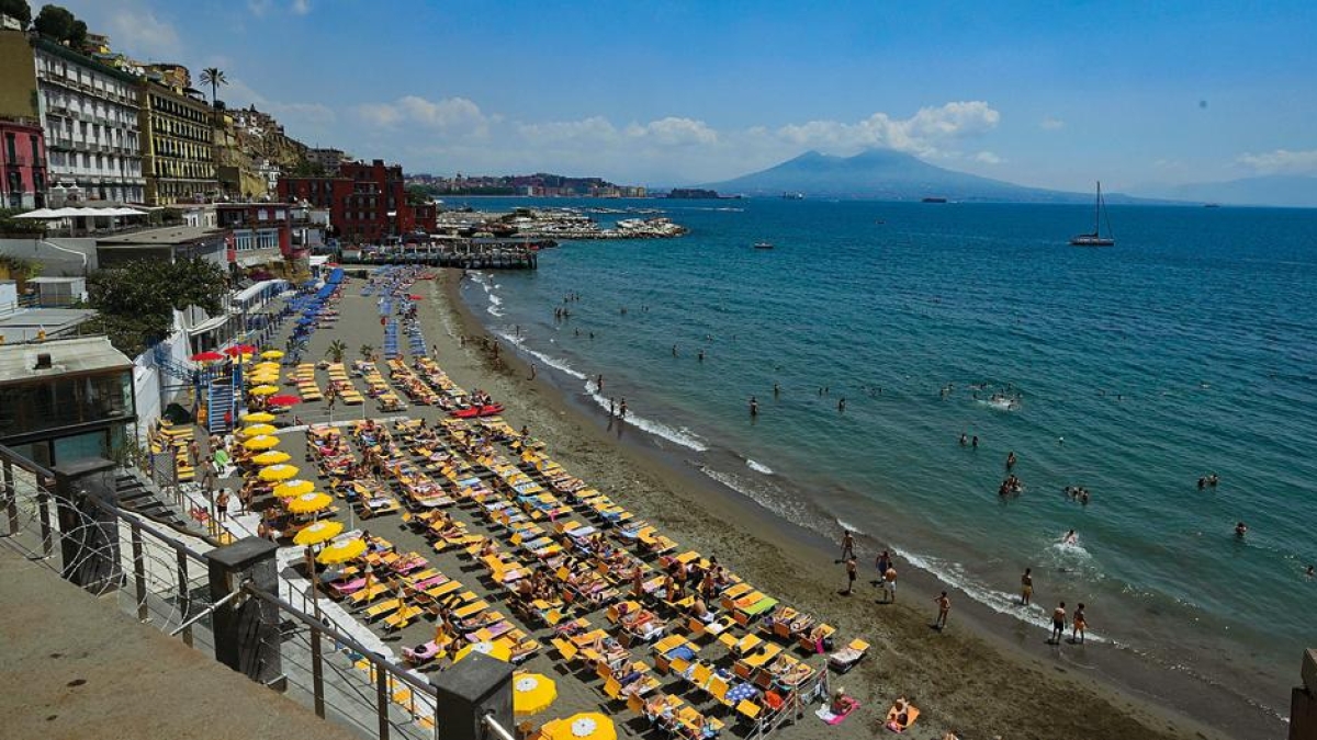 Ombrellone e lettini: a Capri, Amalfi e Positano fino a 1.500 euro al giorno per coppia nei lidi extralusso
