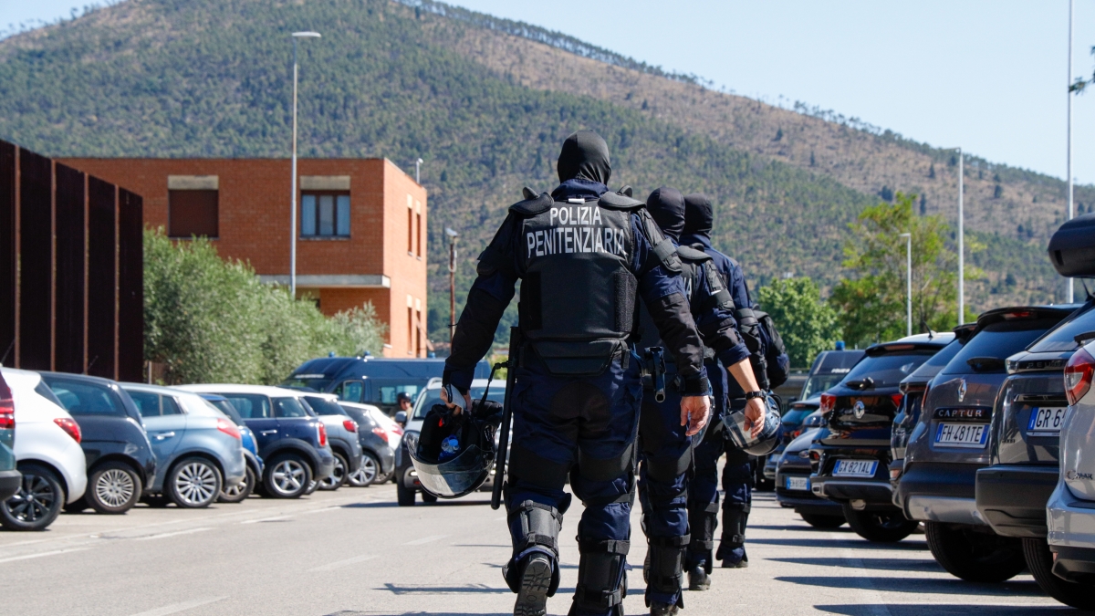 Dogaia, il carcere di Prato senza controllo: entra di tutto, 4 suicidi, scabbia e gli agenti indagati per l’olio bollente sul killer delle escort