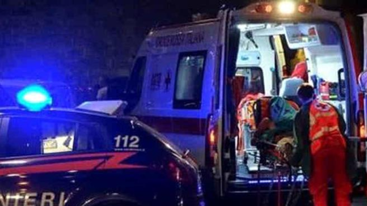 Rissa tra giovani nel Casertano: morto un 26enne, due feriti. Fermati padre e figlio Rissa tra giovani nel Casertano: morto un 26enne, due feriti. Fermati padre e figlio