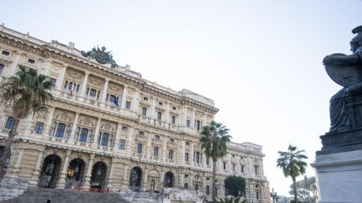 Lo scontro tra Cassazione e governo Meloni, dall'inizio: perché sono stati «bocciati» il decreto sicurezza e il piano Albania per i migranti