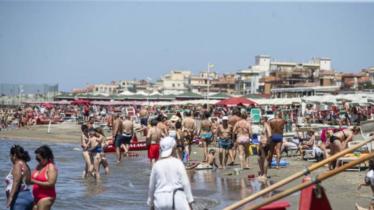 Anticiclone africano Pluto a Roma, fuga verso il mare: pienone a Ostia e Fregene. Previsioni meteo: caldo record, 40 gradi