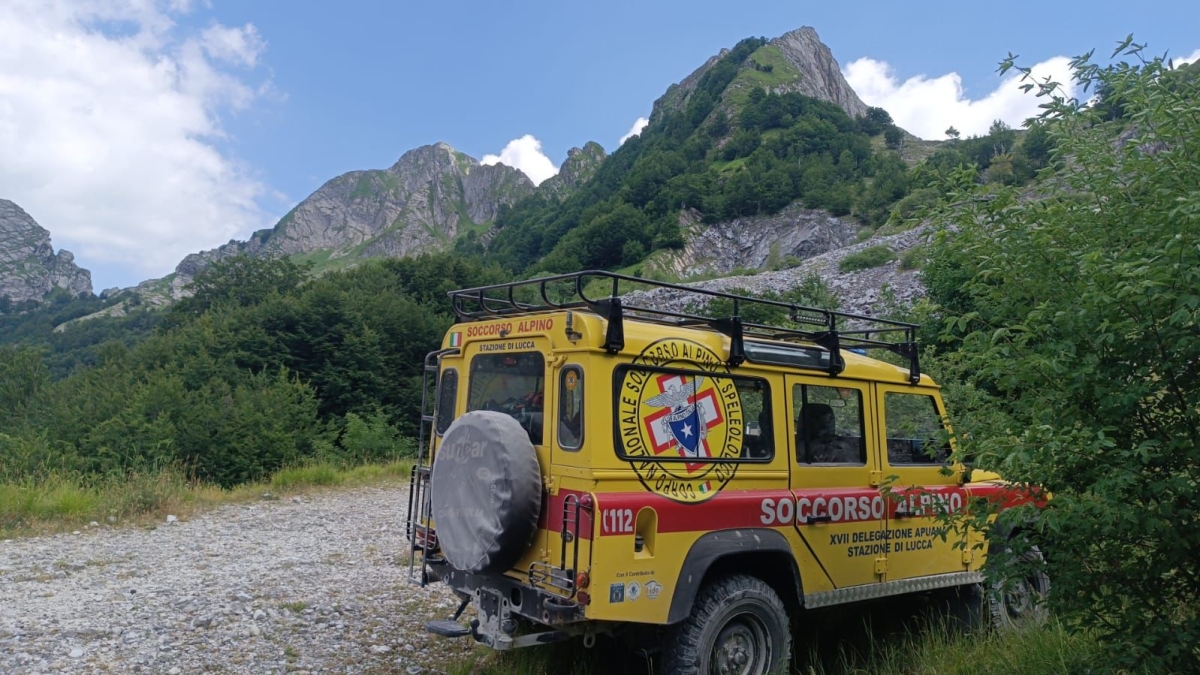 Garfagnana, escursionista scivola e cade nel vuoto per 30 metri: morto