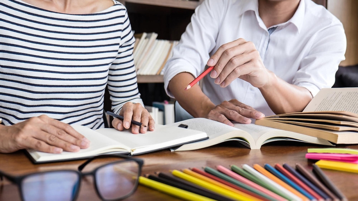 Milano, molesta studentessa di 16 anni: sospeso professore di un liceo privato. L'approccio su Whatsapp: «Tesoro, se dimagrisci sei più bella»