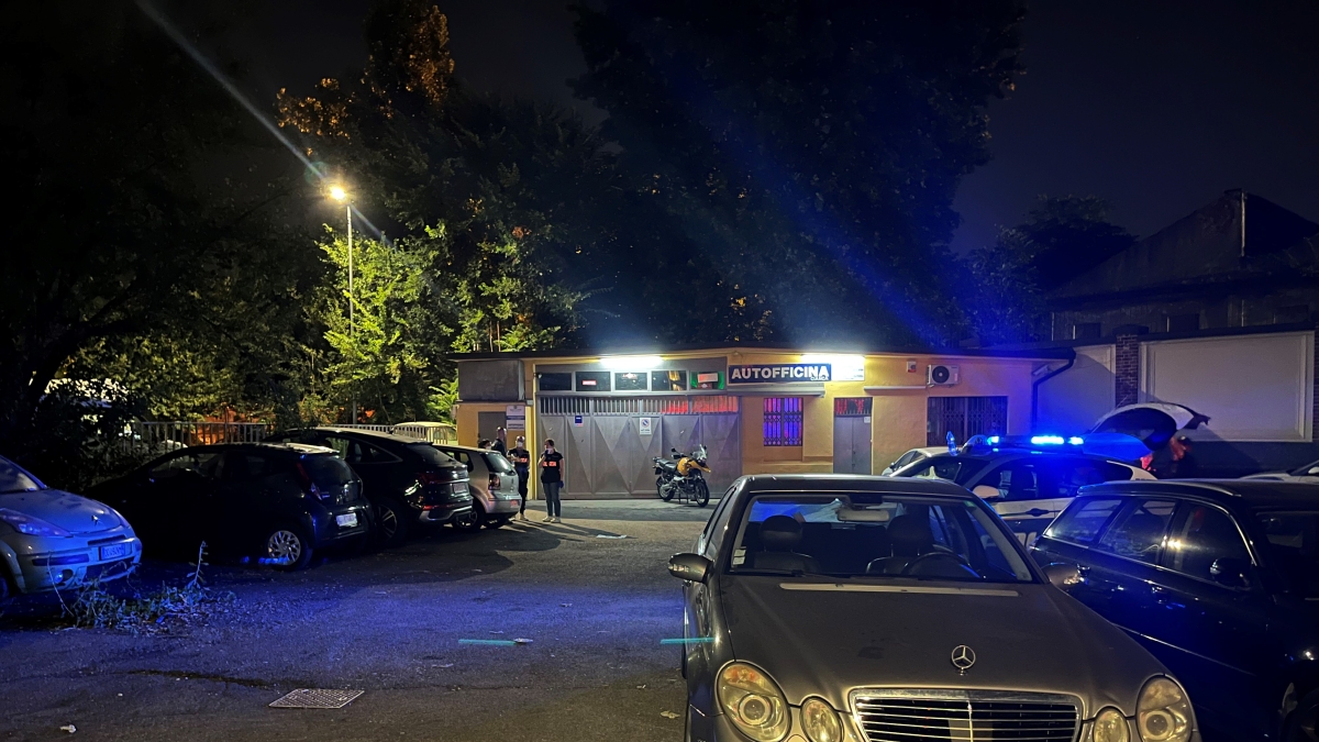 il corpo di una donna in un auto parcheggiata il giallo del cadavere trovato in via valtellina a milano