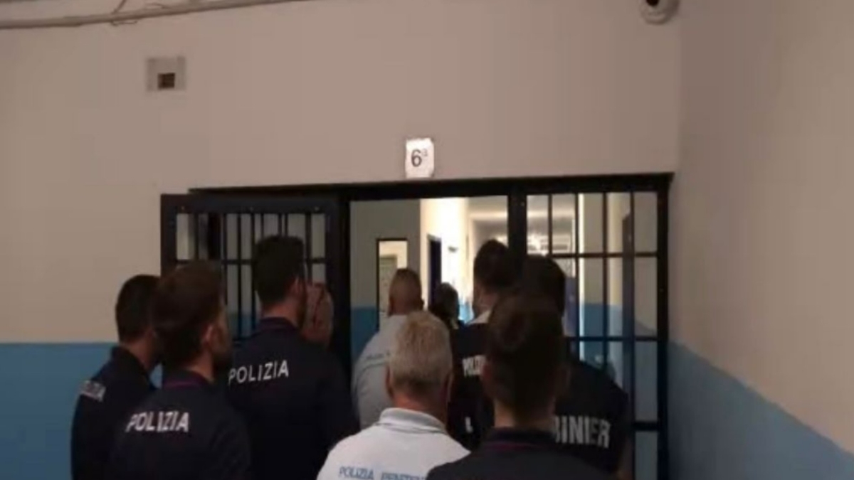 «Per tre telefoni vogliono 2 mila euro»: i prezzi degli agenti ai mafiosi in cella a Prato