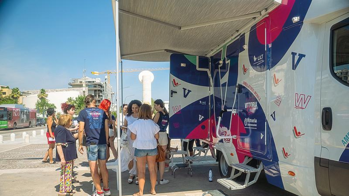 Rugby, salute e vacanza: la prevenzione e la cura viaggiano sul (Vittoria) Bus