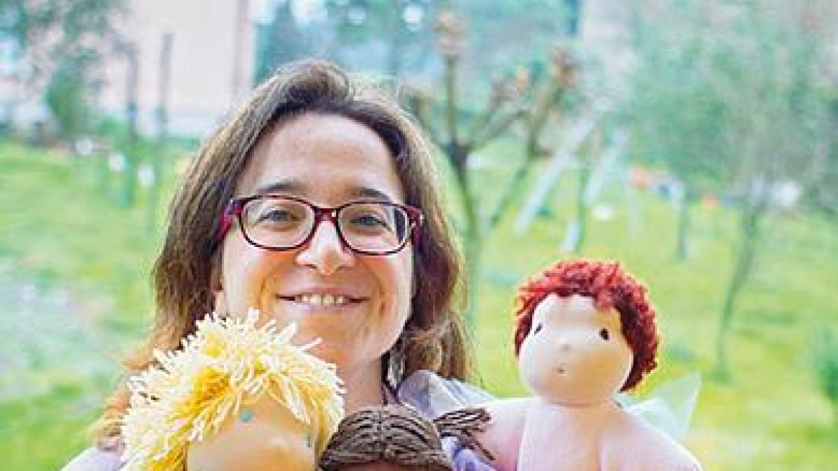 La signora delle bambole: Cinzia insegna a farle usando scarti, lane e lino
