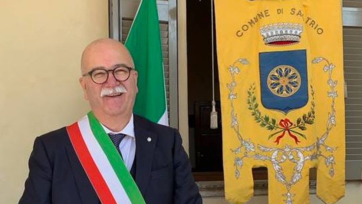 Saltrio, sindaco aggredito durante la festa degli alpini: picchiato per l'antenna 5G. «Non immaginavo si arrivasse a tanto»