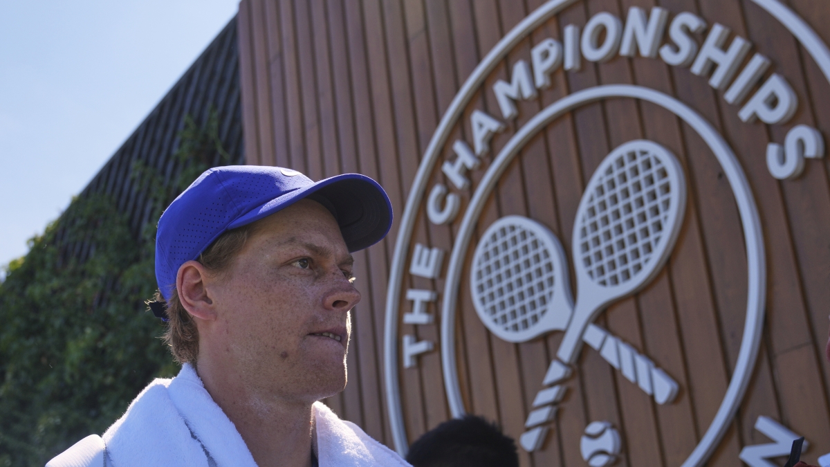 Wimbledon, Sinner al debutto con Nardi: Jannik chiude il servizio con un colpo al volo |Diretta 1 0 Wimbledon, Sinner al debutto con Nardi: Jannik chiude il servizio con un colpo al volo |Diretta 1 0