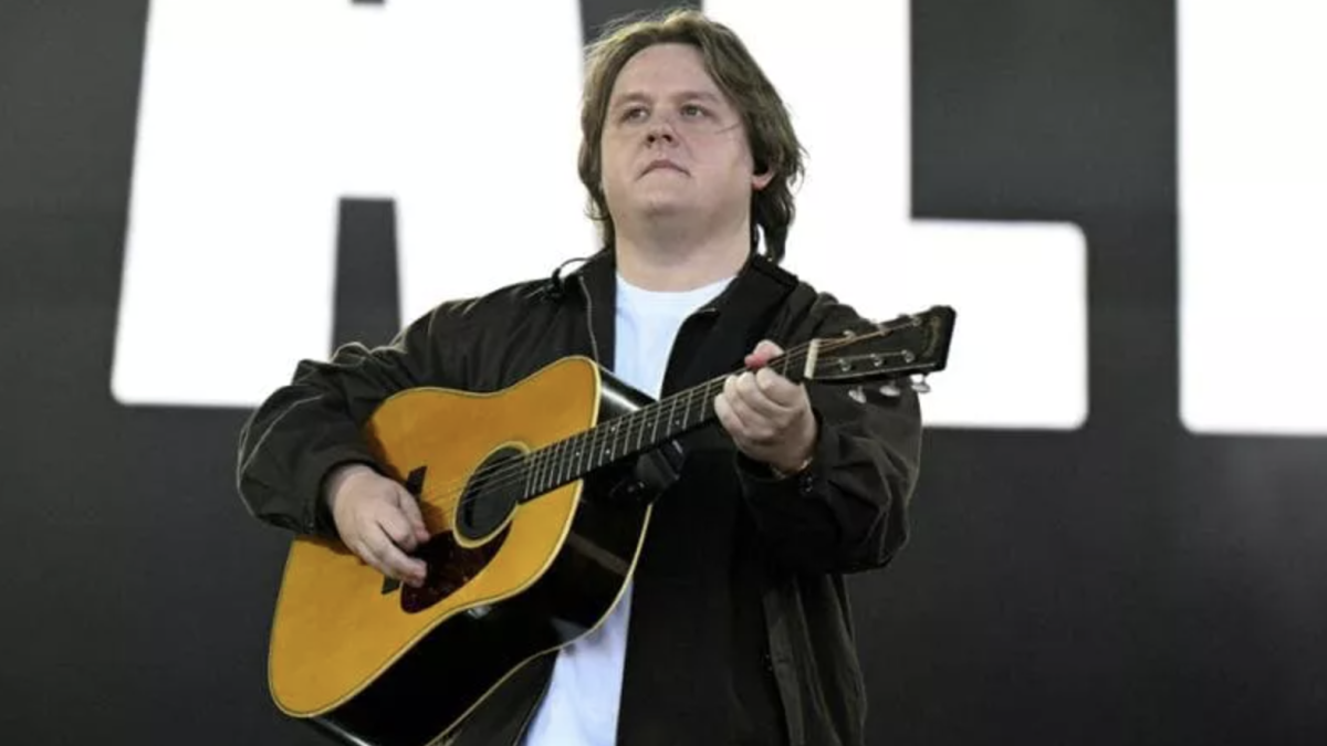 Lewis Capaldi, ritorno a sorpresa a Glastonbury (dove nel 2023 non era riuscito a finire il concerto per i tic causati dalla sindrome di Tourette). «La seconda volta è quella buona»