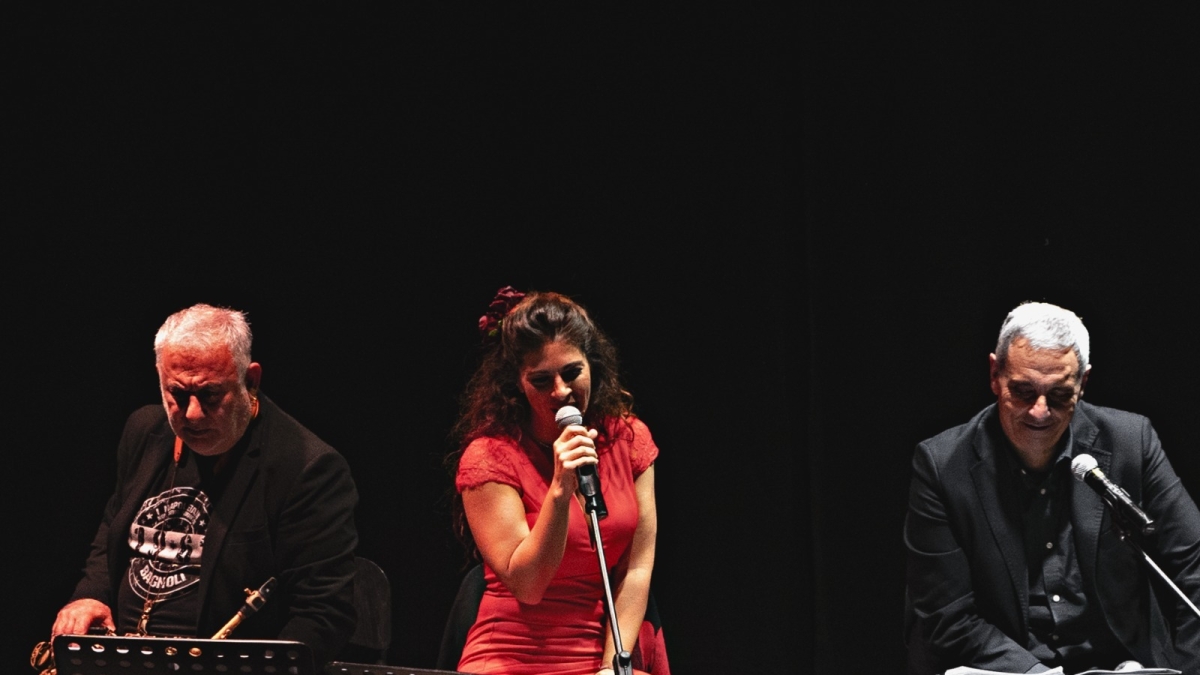 San Sebastiano, musica e teatro all'arena: il via stasera con Maurizio De Giovanni