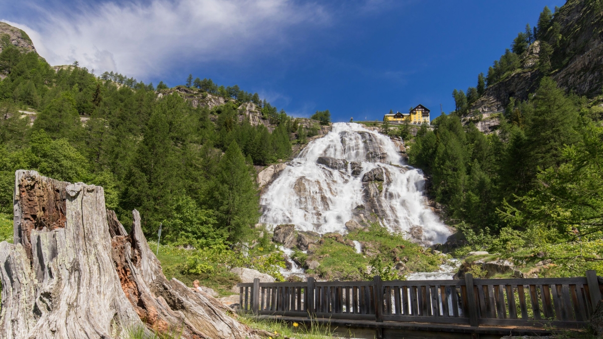 Caldo record a Milano, in fuga dalla città rovente: dalla Cascata del Toce ai panorami mozzafiato in quota