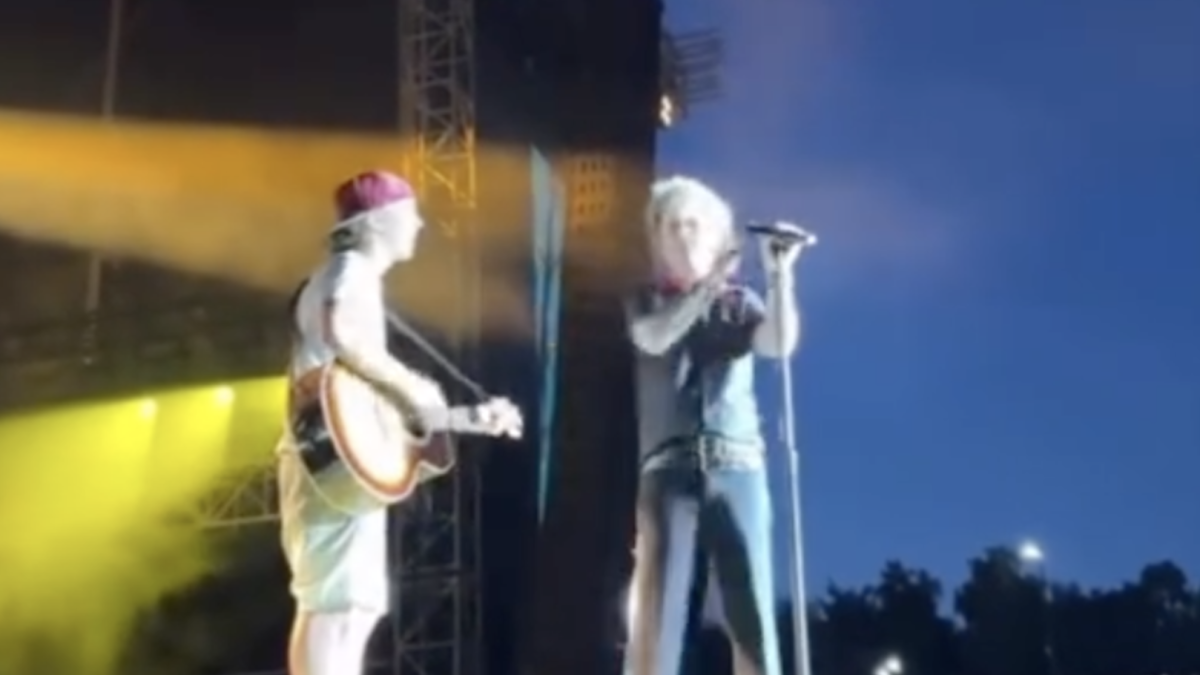 Green Day, Billie Joe Armstrong invita un fan a suonare “Good Riddance”, ma lui invece fa "Wonderwall" degli Oasis e viene cacciato dal palco