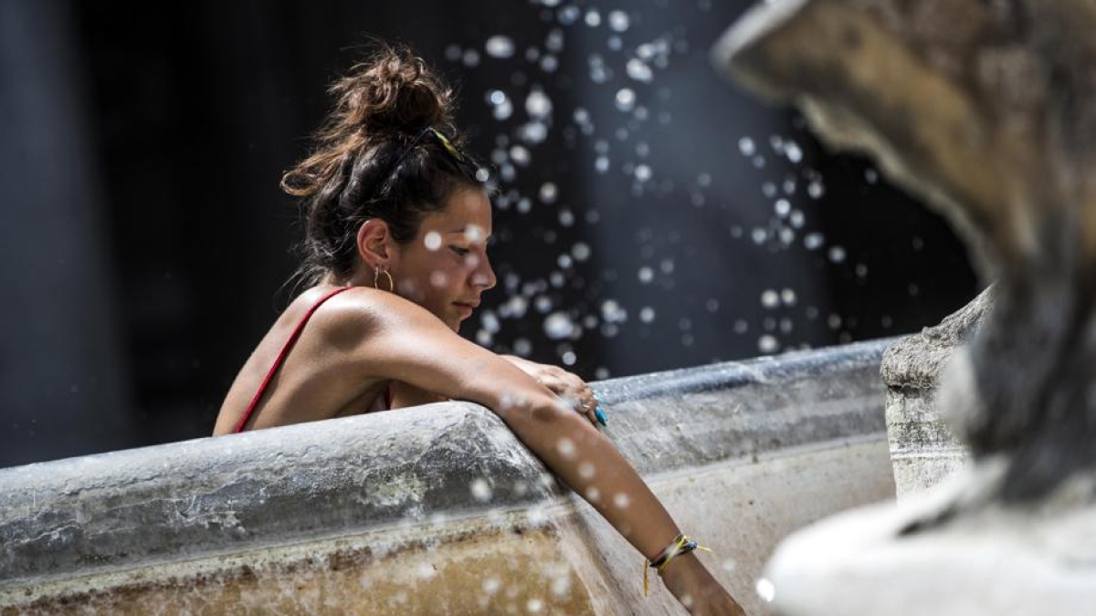 Caldo, ieri 4 morti in Italia: attesi picchi di 40 gradi. Il climatologo: «Allerta nubifragi». Incendi a Creta, residenti e turisti evacuati