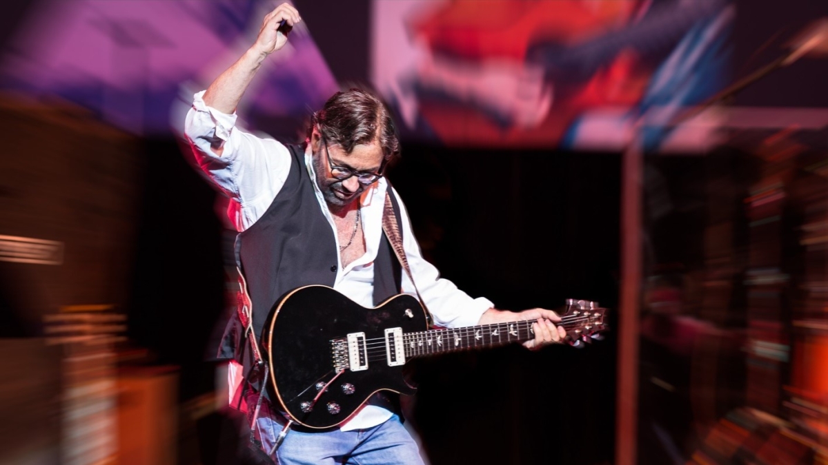 Al Di Meola il 26 luglio sarà in concerto sull’orlo del cratere del Vesuvio, in cartellone al festival Pomigliano Jazz