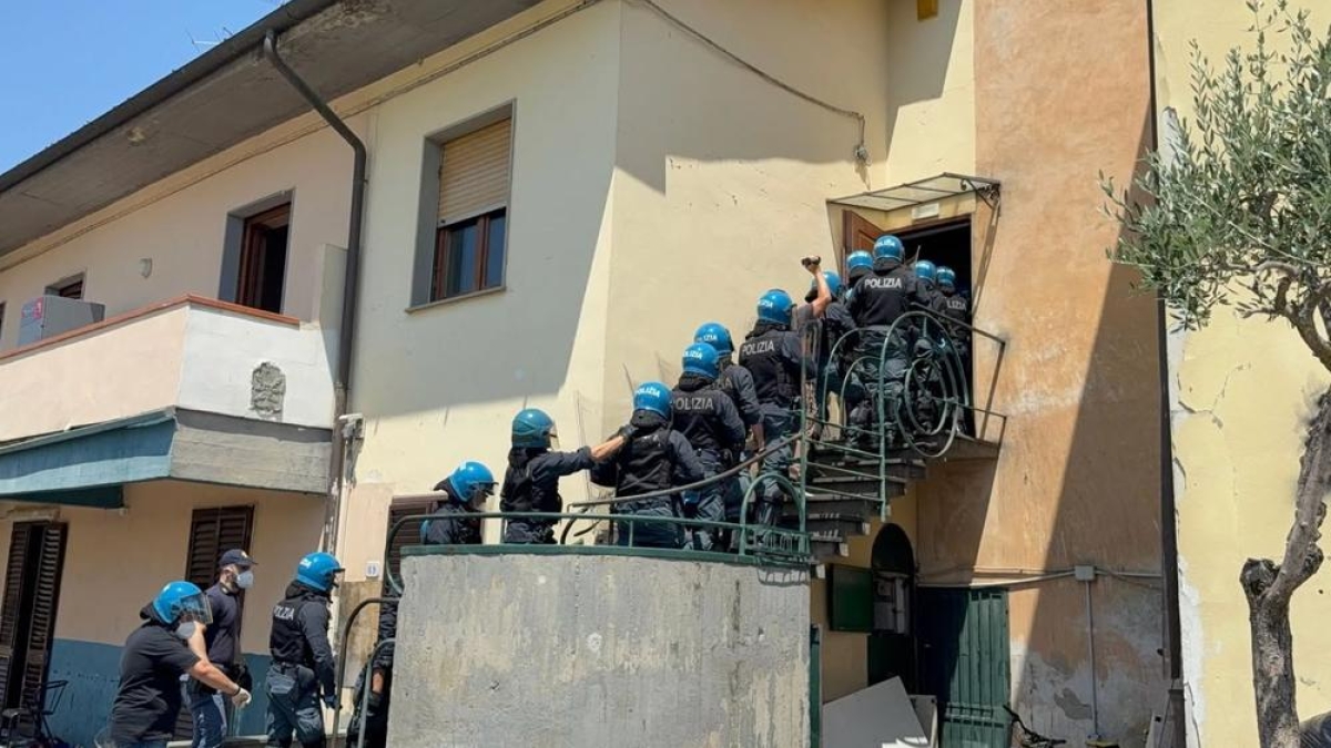 L'ira di don Biancalani: «Hanno sgomberato Vicofaro». La polizia entra in canonica e porta via gli ultimi 4 migranti