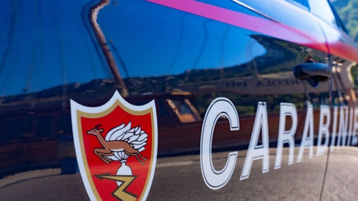 Rapinarono supermercato a Scampia e il titolare si attaccò allo sportello dell’auto in fuga, finendo trascinato per metri: arrestato un uomo