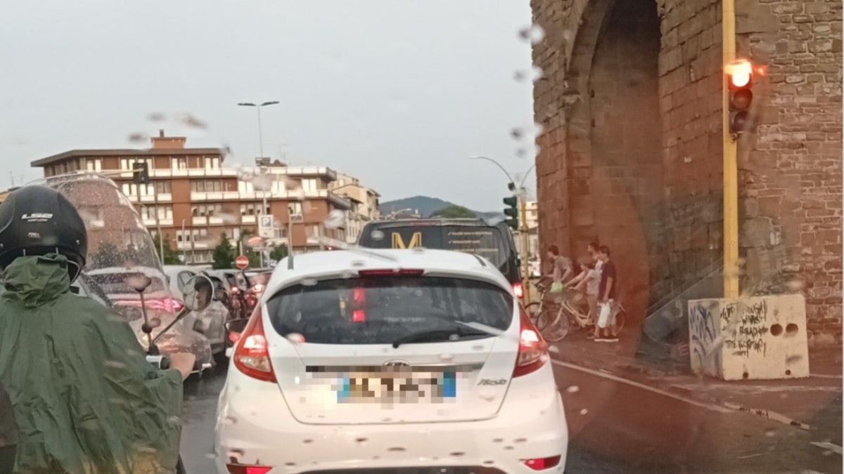 Traffico a Firenze, il Comune si scusa e rilancia: «Nuovi cantieri in arrivo, pazientate»