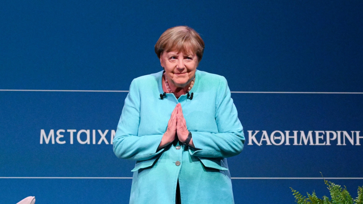Merkel ad Atene 15 anni dopo il crollo: «Crisi terribile ma necessaria»