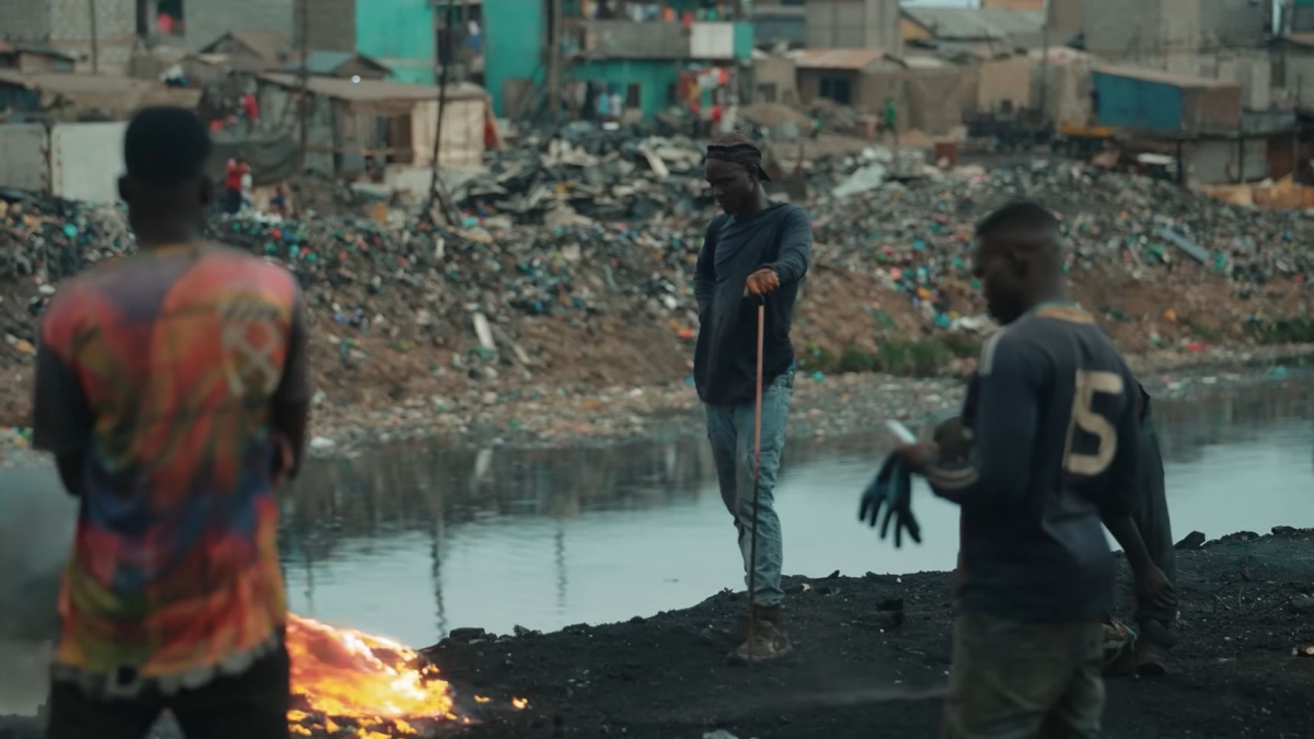 Bambini costretti a lavorare nella discarica abusiva di rifiuti elettronici in Ghana