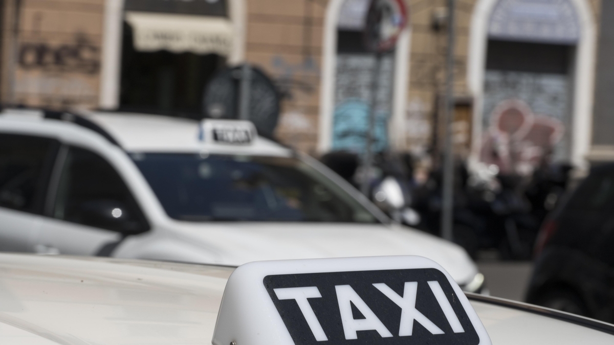 Napoli, sei taxi abusivi portavano i turisti in giro e nascondevano il tassametro per maggiorare le tariffe: due conducenti senza patente