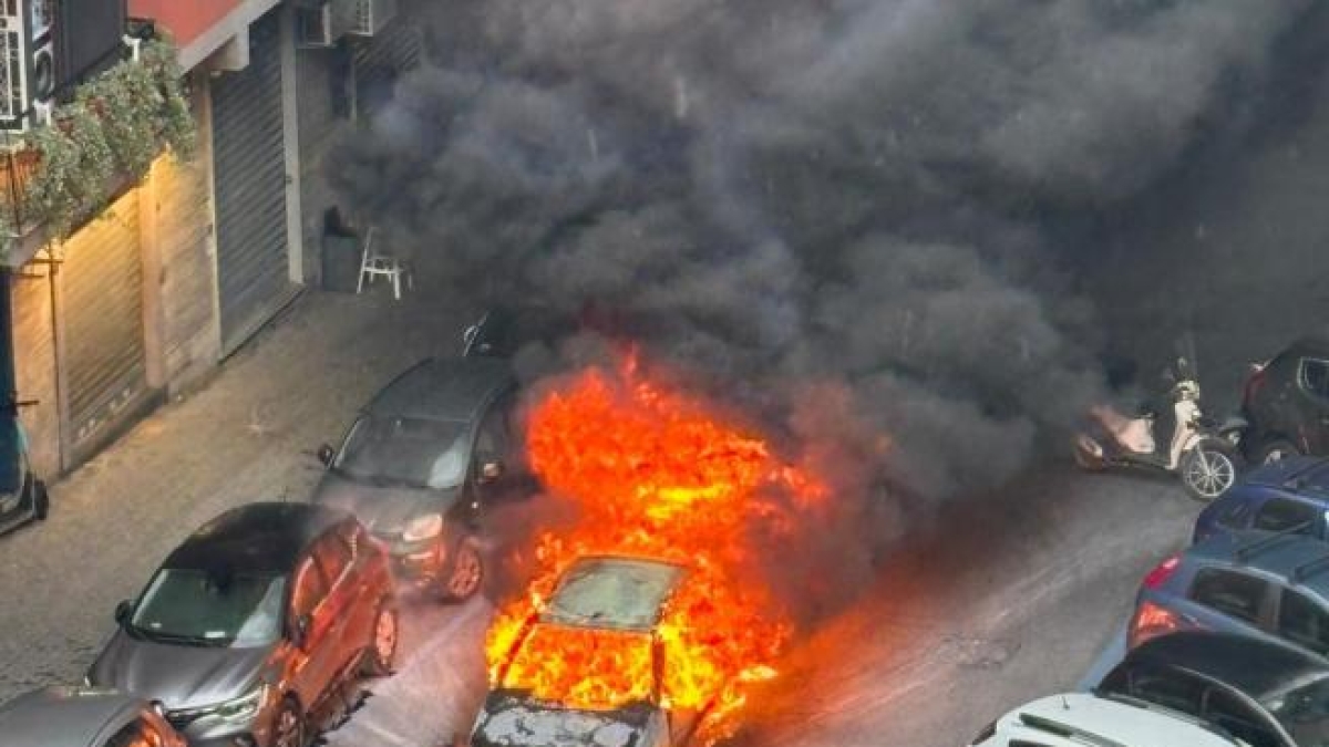 Ostia, in fiamme nella notte due auto e quattro motorini: l'allarme lanciato dai residenti