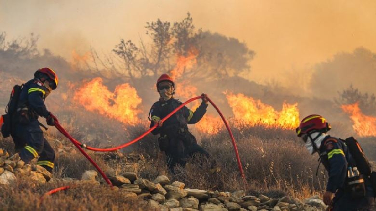 Creta sotto assedio per gli incendi. In migliaia costretti alla fuga, la paura dei turisti