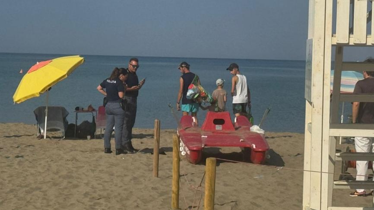 La fuga e l'urlo in spiaggia: «Mi ha violentata in acqua»
