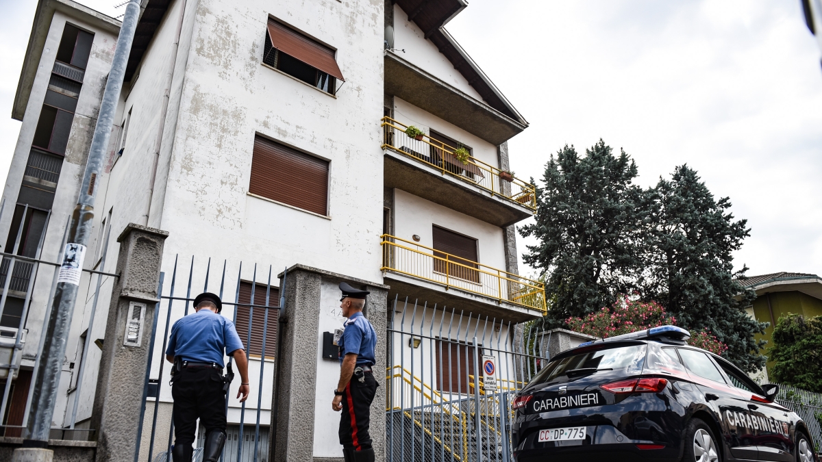 Monza, padre e figlio specialisti dei furti con scasso nei grandi magazzini. Il bottino: penne Cartier, borse griffate e tv