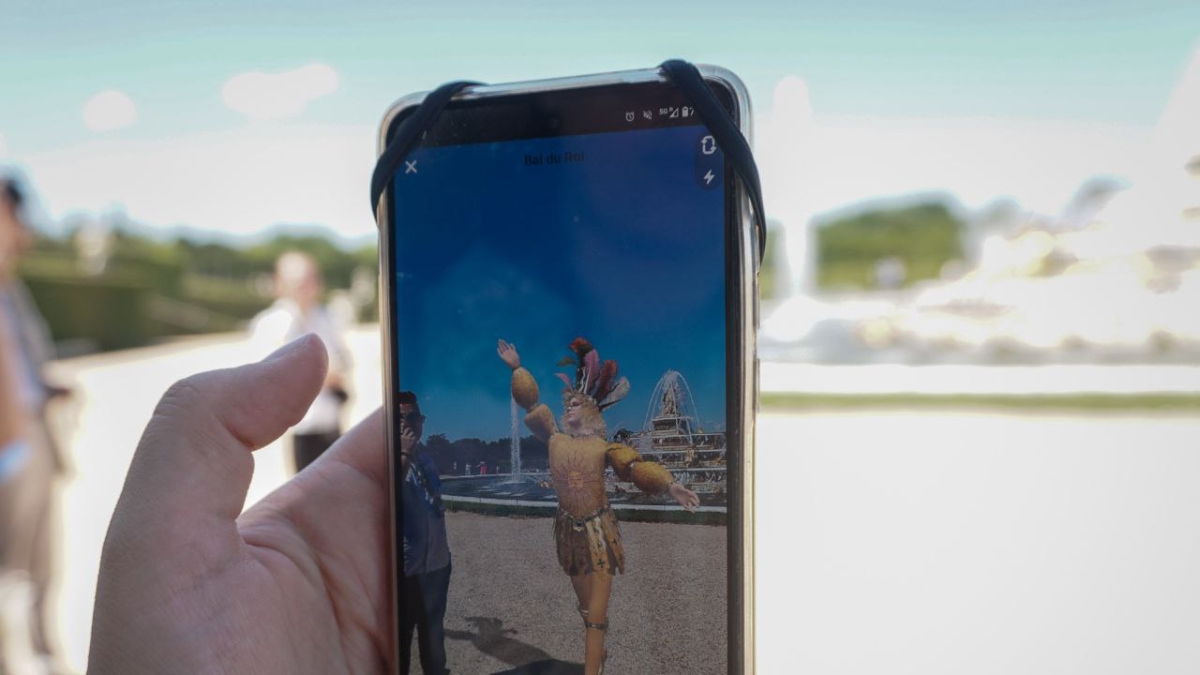 Ballare come il re a Versailles: Snapchat rilancia la realtà aumentata e si prepara per i nuovi occhiali smart