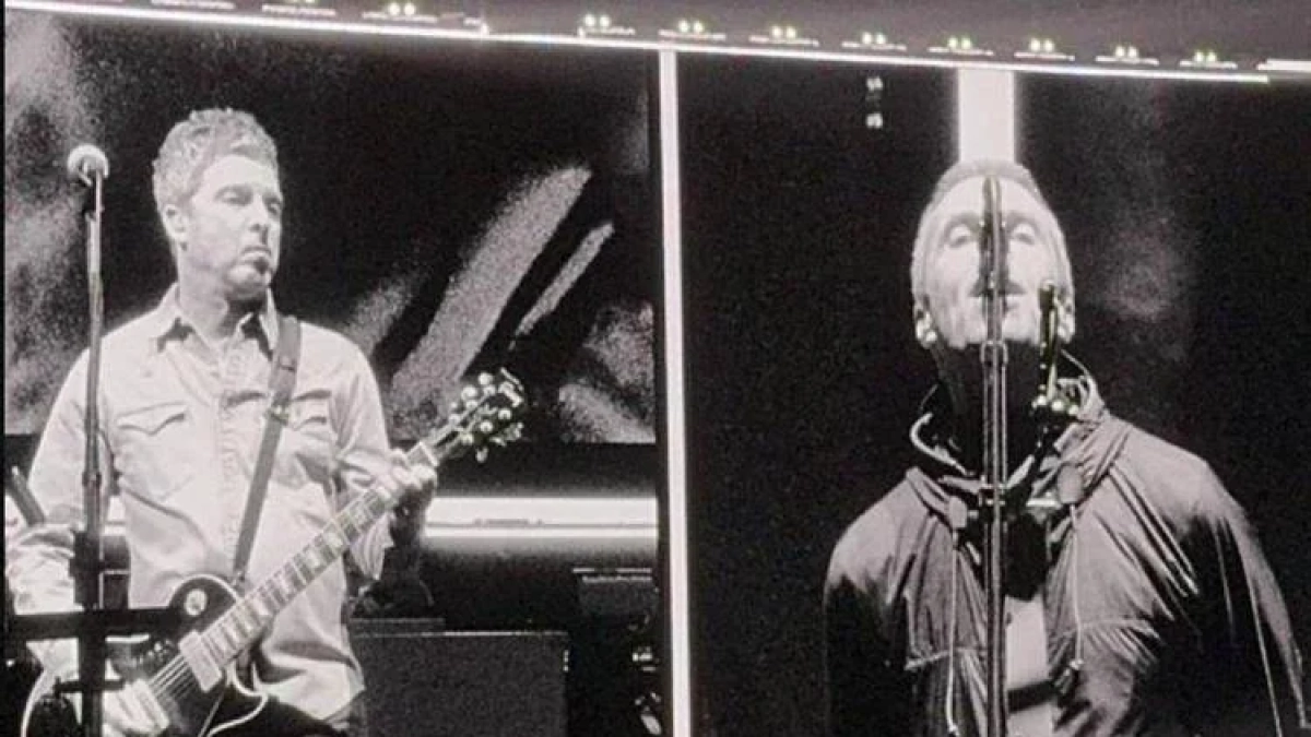 Oasis, a Cardiff 74mila fan in delirio per il ritorno dopo 16 anni. I fratelli Gallagher sono distanti ma funzionano ancora