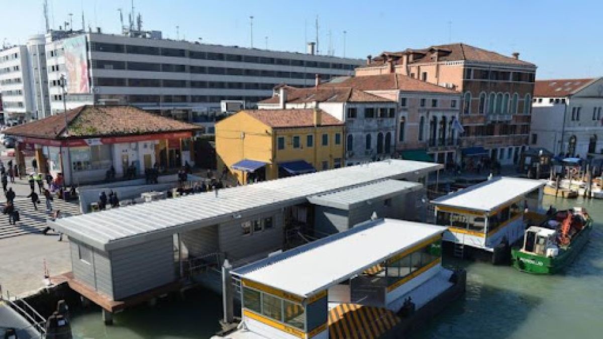 Venezia, cade all'imbarco del vaporetto e si fa male: no al risarcimento. «Aveva i tacchi a spillo»